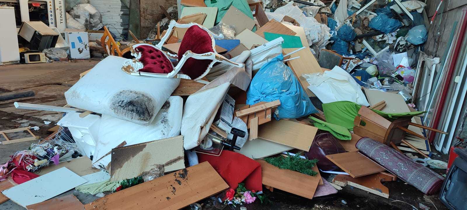 Sperrmüll-Container bei Entrümpelungsaktion einer Messie-Wohnung in Hanau