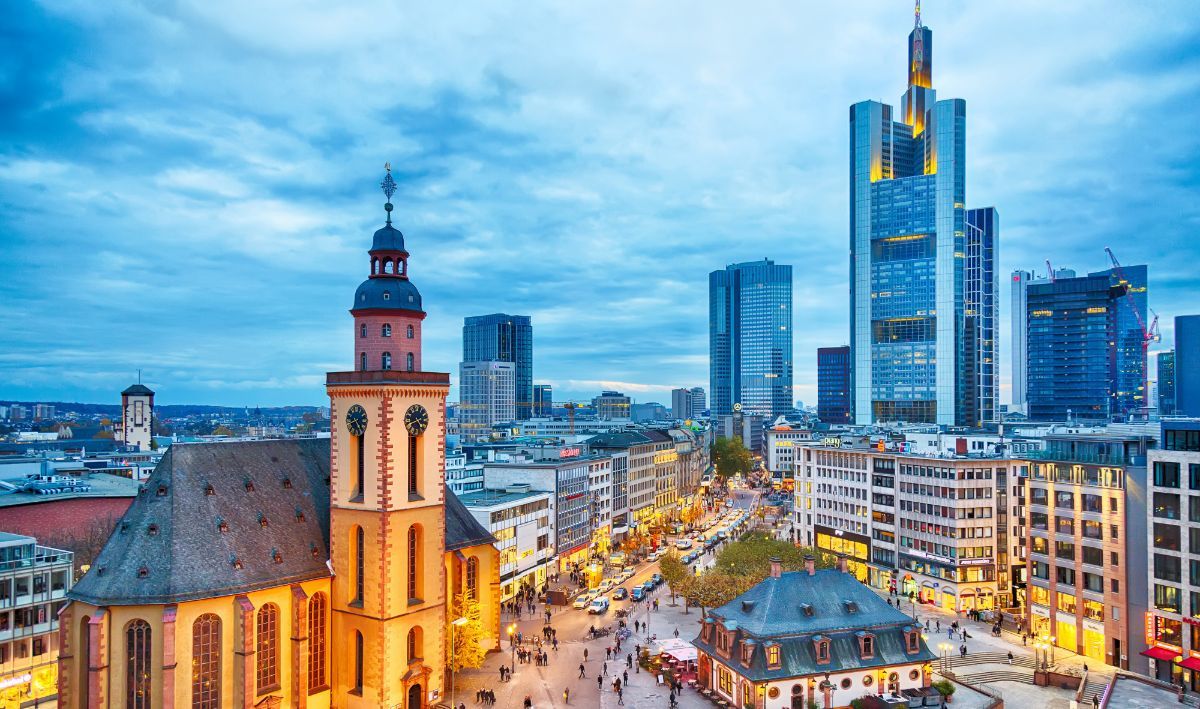 Bild zeigt die Skyline von Frankfurt am Main mit zahlreichen Baukränen, die den anhaltenden Bauboom in der Stadt symbolisieren. Im Vordergrund ist ein Container des ARM Entsorgungsdienstes zu sehen, der die Rolle des Unternehmens in der Baubranche von Frankfurt hervorhebt.